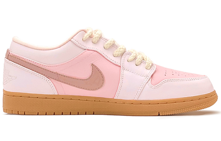 Lookbook (W) [カスタムシューズ] レディース エアジョーダン1 ロー「ピンクガムピクセルトナカイ」 DC0774-601(TeamS-圣诞鹿角S-BOXQD)