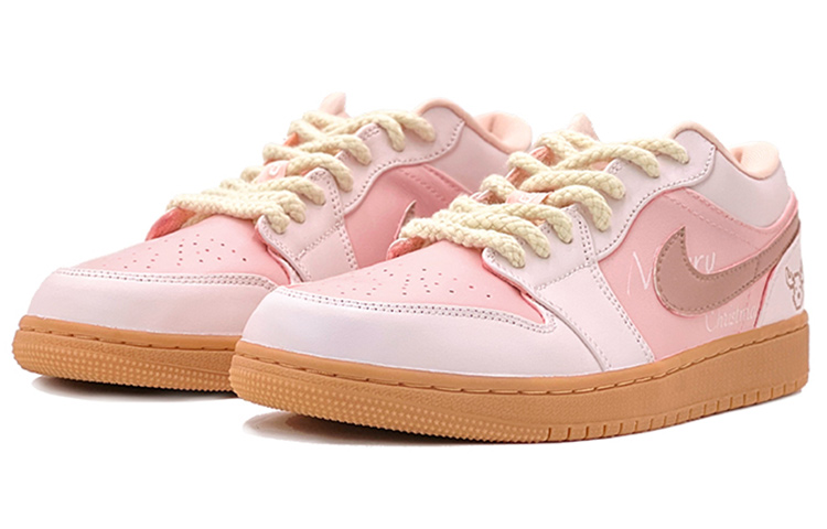 Shop (W) [カスタムシューズ] レディース エアジョーダン1 ロー「ピンクガムピクセルトナカイ」 DC0774-601(TeamS-圣诞鹿角S-BOXQD)