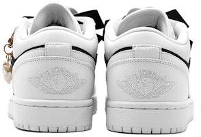 【定制球鞋】Jordan Air Jordan 1 Low 絎縫 "Triple White" 小香風 山茶花 優雅少女 低筒 復古籃球鞋 女款 白黑 Shop 【定制球鞋】Jordan Air Jordan 1 Low 絎縫 "Triple White" 小香風 山茶花 優雅少女 低筒 復古籃球鞋 女款 白黑