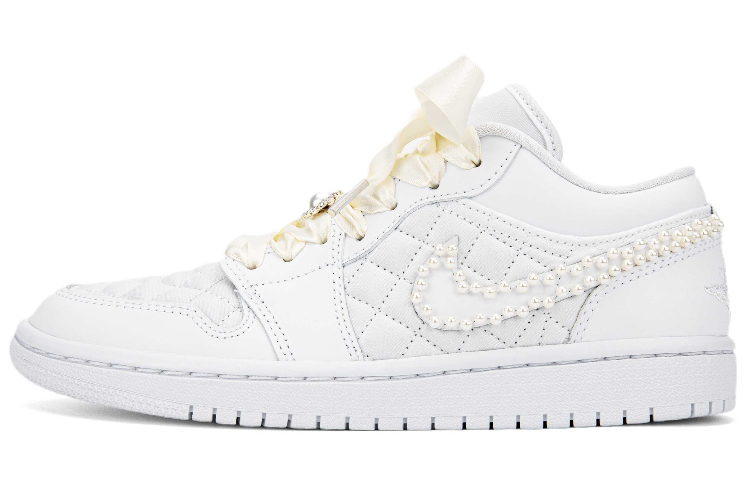 Buy 【客製球鞋】 Jordan Air Jordan 1 Low婚慶主題 浪漫婚禮 婚鞋 珍珠 絲綢 簡約 搭配百變 低筒 低筒籃球鞋 女款 白色
