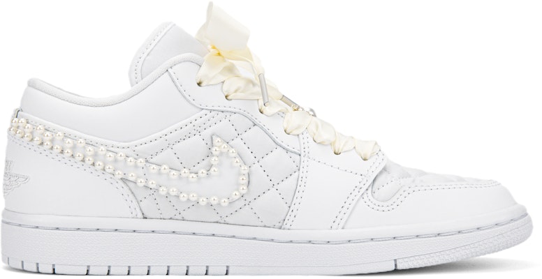 【客製球鞋】 Jordan Air Jordan 1 Low婚慶主題 浪漫婚禮 婚鞋 珍珠 絲綢 簡約 搭配百變 低筒 低筒籃球鞋 女款 白色 Order 【客製球鞋】 Jordan Air Jordan 1 Low婚慶主題 浪漫婚禮 婚鞋 珍珠 絲綢 簡約 搭配百變 低筒 低筒籃球鞋 女款 白色