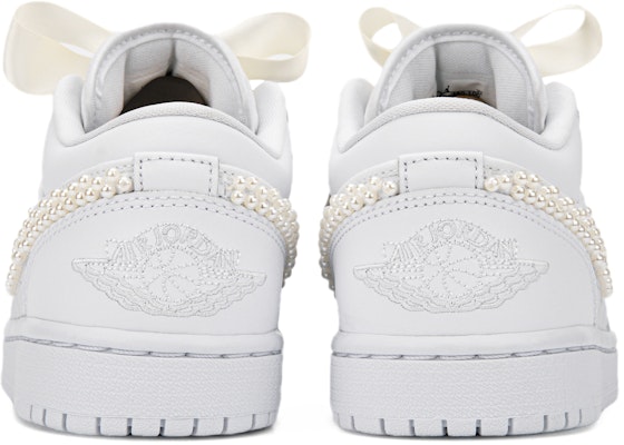 【客製球鞋】 Jordan Air Jordan 1 Low婚慶主題 浪漫婚禮 婚鞋 珍珠 絲綢 簡約 搭配百變 低筒 低筒籃球鞋 女款 白色 Shop 【客製球鞋】 Jordan Air Jordan 1 Low婚慶主題 浪漫婚禮 婚鞋 珍珠 絲綢 簡約 搭配百變 低筒 低筒籃球鞋 女款 白色