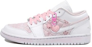 【訂製球鞋】 Jordan Air Jordan 1 low OKHR 櫻花 掛飾 腮紅 做舊 暈染 低筒 復古籃球鞋 女款 粉色 Order 【訂製球鞋】 Jordan Air Jordan 1 low OKHR 櫻花 掛飾 腮紅 做舊 暈染 低筒 復古籃球鞋 女款 粉色