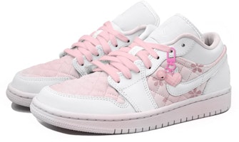 【訂製球鞋】 Jordan Air Jordan 1 low OKHR 櫻花 掛飾 腮紅 做舊 暈染 低筒 復古籃球鞋 女款 粉色 Shop 【訂製球鞋】 Jordan Air Jordan 1 low OKHR 櫻花 掛飾 腮紅 做舊 暈染 低筒 復古籃球鞋 女款 粉色