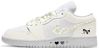 (W) 【カスタムシューズ】(女性用) エア ジョーダン 1 ロー「バレンタインデー・ボウ&ハート」 AO9944-111(Team叁-女款涂鸦贴布小香风) Buy (W) 【カスタムシューズ】(女性用) エア ジョーダン 1 ロー「バレンタインデー・ボウ&ハート」 AO9944-111(Team叁-女款涂鸦贴布小香风)
