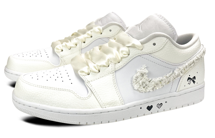 Lookbook (W) [Kasut Tersuai] Air Jordan 1 Low 'Hari Valentine Bulu & Hati' AO9944-111(Team叁-女款涂鸦贴布小香风)