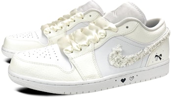 (W) 【カスタムシューズ】(女性用) エア ジョーダン 1 ロー「バレンタインデー・ボウ&ハート」 AO9944-111(Team叁-女款涂鸦贴布小香风) Lookbook (W) 【カスタムシューズ】(女性用) エア ジョーダン 1 ロー「バレンタインデー・ボウ&ハート」 AO9944-111(Team叁-女款涂鸦贴布小香风)