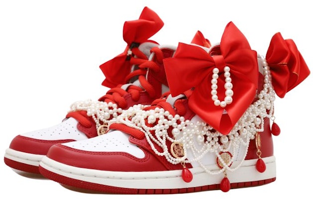 【訂製球鞋】 Jordan Air Jordan 1 婚鞋 珍珠掛飾 囍 蝴蝶結掛飾 防滑 低筒 復古籃球鞋 女款 灰白紅 Lookbook 【訂製球鞋】 Jordan Air Jordan 1 婚鞋 珍珠掛飾 囍 蝴蝶結掛飾 防滑 低筒 復古籃球鞋 女款 灰白紅