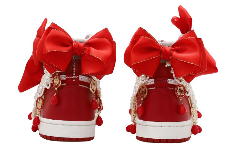 Shop (W) カスタムAJ1 ロー "ウェディングパール" (グレー/白/赤) DJ4891-061(Team拾玖-挚爱一生S-BOX）