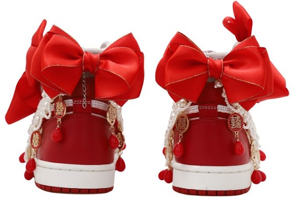 【訂製球鞋】 Jordan Air Jordan 1 婚鞋 珍珠掛飾 囍 蝴蝶結掛飾 防滑 低筒 復古籃球鞋 女款 灰白紅 Shop 【訂製球鞋】 Jordan Air Jordan 1 婚鞋 珍珠掛飾 囍 蝴蝶結掛飾 防滑 低筒 復古籃球鞋 女款 灰白紅