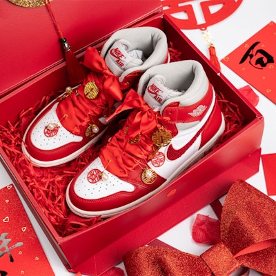 【訂製球鞋】 Jordan Air Jordan 1 Mid 中式結婚 慶典禮盒婚鞋 甜蜜幸福 喜慶飾物 擺飾絨 高筒 復古籃球鞋 女款 白紅 3