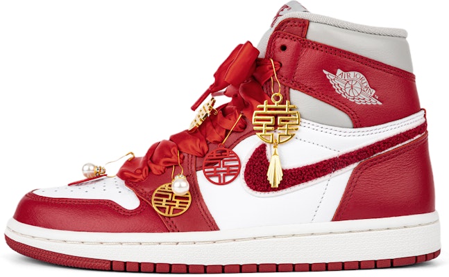【訂製球鞋】 Jordan Air Jordan 1 Mid 中式結婚 慶典禮盒婚鞋 甜蜜幸福 喜慶飾物 擺飾絨 高筒 復古籃球鞋 女款 白紅 Order 【訂製球鞋】 Jordan Air Jordan 1 Mid 中式結婚 慶典禮盒婚鞋 甜蜜幸福 喜慶飾物 擺飾絨 高筒 復古籃球鞋 女款 白紅