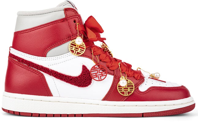 【訂製球鞋】 Jordan Air Jordan 1 Mid 中式結婚 慶典禮盒婚鞋 甜蜜幸福 喜慶飾物 擺飾絨 高筒 復古籃球鞋 女款 白紅 Lookbook 【訂製球鞋】 Jordan Air Jordan 1 Mid 中式結婚 慶典禮盒婚鞋 甜蜜幸福 喜慶飾物 擺飾絨 高筒 復古籃球鞋 女款 白紅