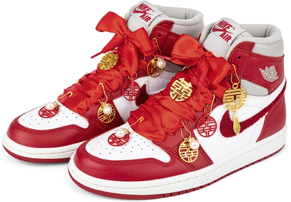 【訂製球鞋】 Jordan Air Jordan 1 Mid 中式結婚 慶典禮盒婚鞋 甜蜜幸福 喜慶飾物 擺飾絨 高筒 復古籃球鞋 女款 白紅 Shop 【訂製球鞋】 Jordan Air Jordan 1 Mid 中式結婚 慶典禮盒婚鞋 甜蜜幸福 喜慶飾物 擺飾絨 高筒 復古籃球鞋 女款 白紅