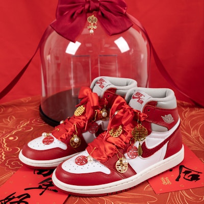 【訂製球鞋】 Jordan Air Jordan 1 Mid 中式結婚 慶典禮盒婚鞋 甜蜜幸福 喜慶飾物 擺飾絨 高筒 復古籃球鞋 女款 白紅 1