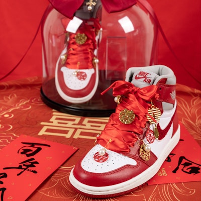 【訂製球鞋】 Jordan Air Jordan 1 Mid 中式結婚 慶典禮盒婚鞋 甜蜜幸福 喜慶飾物 擺飾絨 高筒 復古籃球鞋 女款 白紅 2