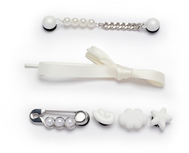 【訂製球鞋】 Crocs卡羅希 Classic clog BIGNIU 天使誕生那一刻 芭蕾風 飾品扣 洞洞鞋 女款 白色 Details for 【訂製球鞋】 Crocs卡羅希 Classic clog BIGNIU 天使誕生那一刻 芭蕾風 飾品扣 洞洞鞋 女款 白色