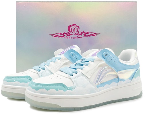 (W) 리닝 웨이드 로우탑 '푸른 하늘과 흰 구름 그래피티' ️ AGCP362-8(TeamD-女款蓝天白云白蓝) Buy (W) 리닝 웨이드 로우탑 '푸른 하늘과 흰 구름 그래피티' ️ AGCP362-8(TeamD-女款蓝天白云白蓝)