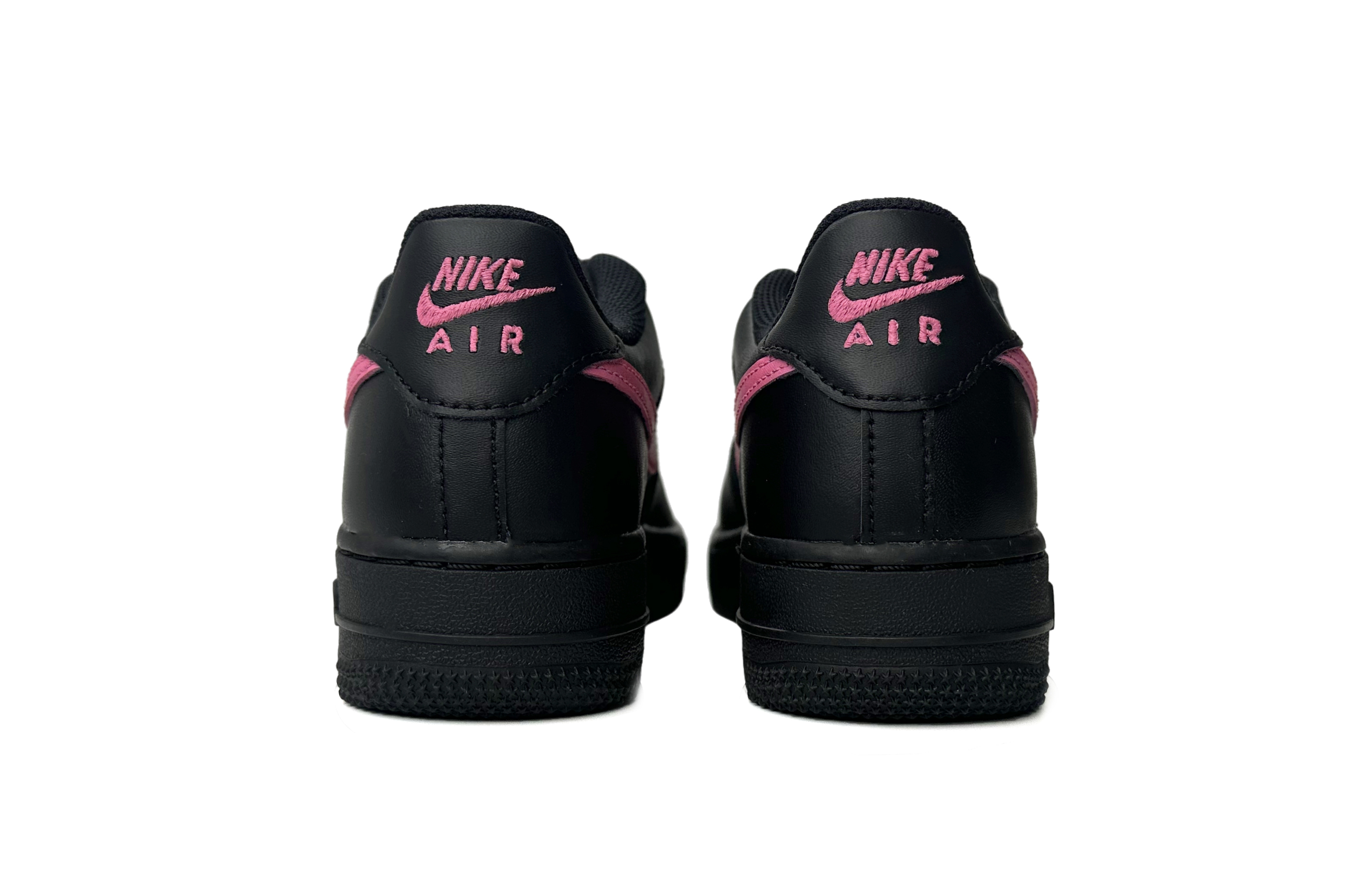Shop (W) ナイキ AF1 ロー "ブラックピンクスウッシュ" (Nike AF1 Low "Black Pink Swoosh") DD8959-001(Team11-粉勾女款黑粉S-BOX)