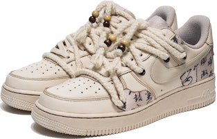 【客製化球鞋】Nike Air Force 1 Low 空軍一號 野鶴製造 咖啡染 窈窕淑女書法 特殊配件 低筒 溜板鞋 女款 米 Lookbook 【客製化球鞋】Nike Air Force 1 Low 空軍一號 野鶴製造 咖啡染 窈窕淑女書法 特殊配件 低筒 溜板鞋 女款 米