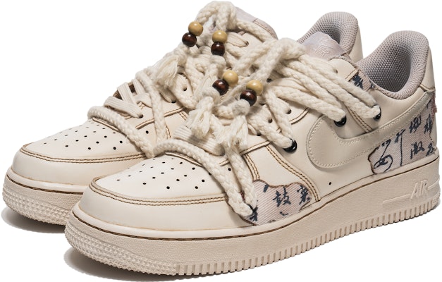 【客製化球鞋】Nike Air Force 1 Low 空軍一號 野鶴製造 咖啡染 窈窕淑女書法 特殊配件 低筒 溜板鞋 女款 米 Lookbook 【客製化球鞋】Nike Air Force 1 Low 空軍一號 野鶴製造 咖啡染 窈窕淑女書法 特殊配件 低筒 溜板鞋 女款 米