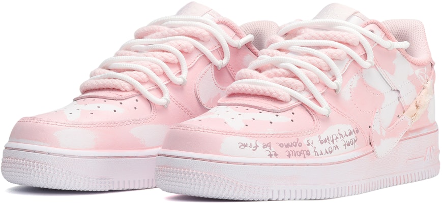 (W) 나이키 에어포스 1 로우 '그라피티 스우시 핑크' (Nike AF1 로우 '그라피티 핑크') DD8959-100(TeamE-女款刮刮乐叉叉白粉) Lookbook (W) 나이키 에어포스 1 로우 '그라피티 스우시 핑크' (Nike AF1 로우 '그라피티 핑크') DD8959-100(TeamE-女款刮刮乐叉叉白粉)