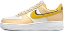 Sizing (W) ナイキ エア フォース 1 ロー レディース「Minimalist Film Maker's Love Letter」黄色-黒 DX6065-171(Team40-女款电影人的情书黄黑)