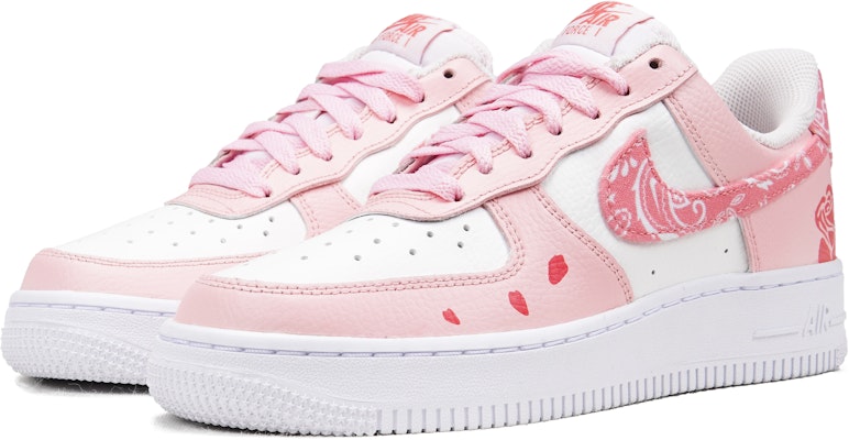 (W) ナイキ エア フォース 1 ロー 'ピンク ペイズリー ローズ' (女性用・カスタムシューズ) FD1448-664(Teamp-玫瑰腰果花) Shop (W) ナイキ エア フォース 1 ロー 'ピンク ペイズリー ローズ' (女性用・カスタムシューズ) FD1448-664(Teamp-玫瑰腰果花)