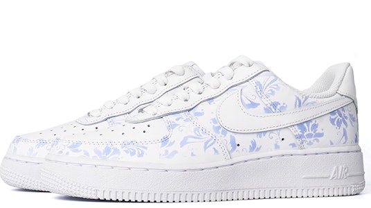 【客製化球鞋】Nike Air Force 1 Low 光變青花瓷 中國風 復古藝術 高級感 低筒 板鞋 女款 純白 Lookbook 【客製化球鞋】Nike Air Force 1 Low 光變青花瓷 中國風 復古藝術 高級感 低筒 板鞋 女款 純白
