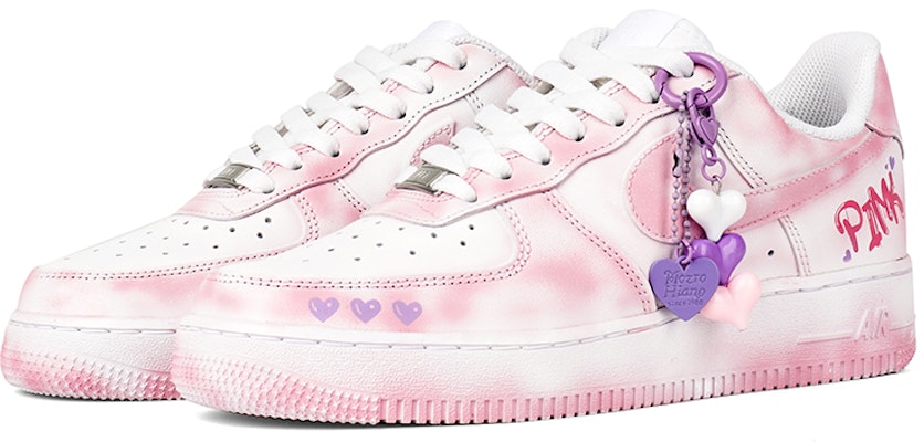 (W) ナイキ エア フォース 1 ロー「バレンタインズ グラフィティ ピンク-ホワイト」女性用 DD8959-100(Team拾柒-女款低帮爱心板鞋粉白) Lookbook (W) ナイキ エア フォース 1 ロー「バレンタインズ グラフィティ ピンク-ホワイト」女性用 DD8959-100(Team拾柒-女款低帮爱心板鞋粉白)