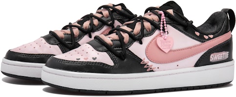 【訂製球鞋】 Nike Court Borough 2 OKHR 霉霉粉心 粉墨 粉勾 懷舊解構風 LOVE 愛心掛飾 甜酷 低筒 板鞋 女款 黑粉 Shop 【訂製球鞋】 Nike Court Borough 2 OKHR 霉霉粉心 粉墨 粉勾 懷舊解構風 LOVE 愛心掛飾 甜酷 低筒 板鞋 女款 黑粉
