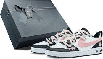 (W) 나이키 커스텀 코트 버러 '블랙핑크' (Nike Custom 코트 버러 '블랙핑크') BQ5448-115(Team拾陆-甜酷莓莓女款特殊礼盒) Order (W) 나이키 커스텀 코트 버러 '블랙핑크' (Nike Custom 코트 버러 '블랙핑크') BQ5448-115(Team拾陆-甜酷莓莓女款特殊礼盒)