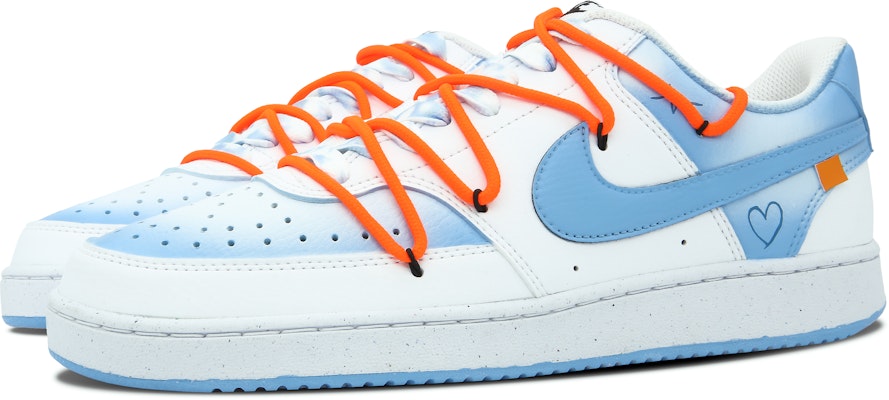 (W) 나이키 커스텀 코트 비전 로우 "블루 스카이 & 화이트 그래피티" (79 characters) DH3158-101-466387 Shop (W) 나이키 커스텀 코트 비전 로우 "블루 스카이 & 화이트 그래피티" (79 characters) DH3158-101-466387