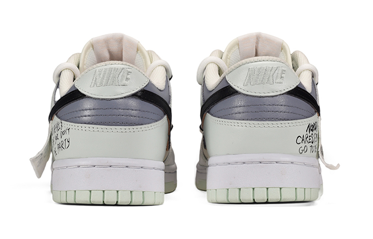 Shop (W) 나이키 덩크 로우 '스마일리 디컨스트럭티드 베이지 그린 캔버스' DD1503-104(TeamE-女款帆布贴灰白)