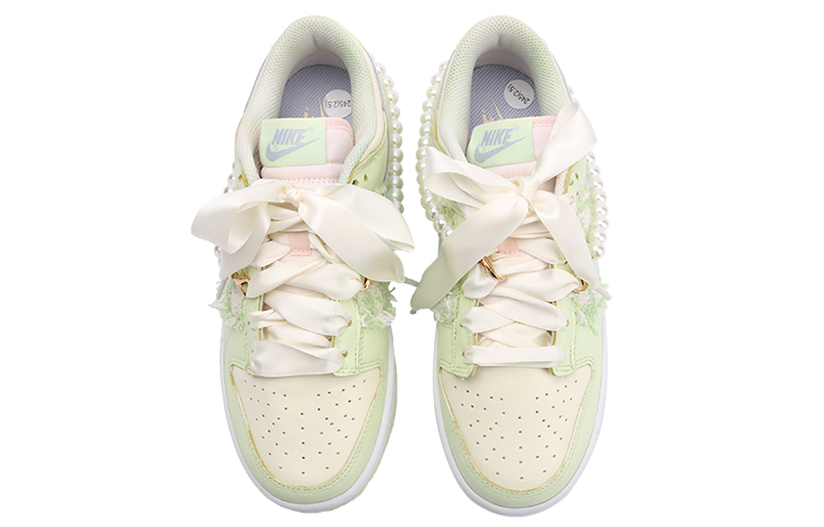 Shop (W) [Kasut Kustom] Nike Dunk Rendah 'Renda Sutera Terukir Berry dengan Rantai Mutiara' DD1503-600(TeamI-女款珍珠链条粉白)