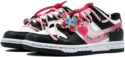 【客製化球鞋】 Nike Dunk 萬花弄 粉墨登場 鬼馬精靈 可愛掛飾 舒適 簡約 時尚 潮流 百搭 出街 防滑 耐磨 運動 低幫 板鞋 女款 黑白粉 Shop 【客製化球鞋】 Nike Dunk 萬花弄 粉墨登場 鬼馬精靈 可愛掛飾 舒適 簡約 時尚 潮流 百搭 出街 防滑 耐磨 運動 低幫 板鞋 女款 黑白粉