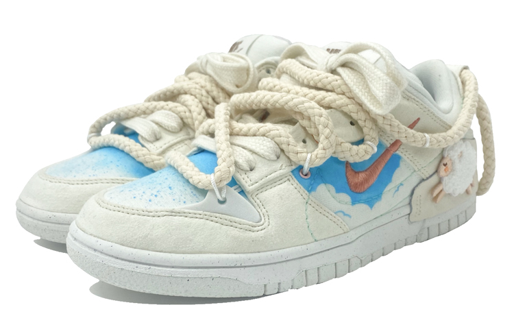 Shop (W) 나이키 덩크 로우 '푸른 하늘과 흰 구름' (커스텀) DH4402-100(Team柒-女款小羊刺绣S-BOX)