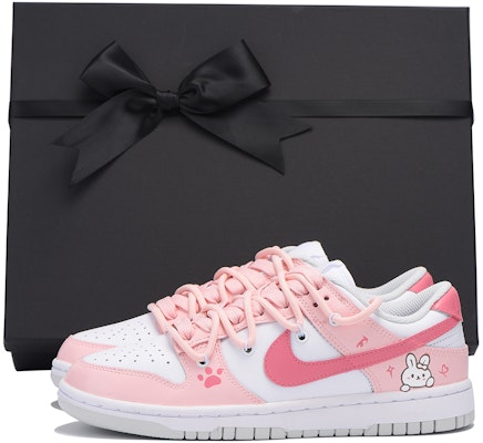 (W) 나이키 덩크 로우 '밤색 토끼 핑크' (커스텀) DD1503-103(Team59-女款粉白兔子SBOX) Buy (W) 나이키 덩크 로우 '밤색 토끼 핑크' (커스텀) DD1503-103(Team59-女款粉白兔子SBOX)