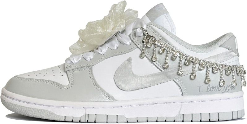 【訂製球鞋】 Nike Dunk 愛意閃耀 春夏系列 簡約 貼布 婚鞋 水晶掛飾 減震輕便 低筒 板鞋 女款 灰白 Buy 【訂製球鞋】 Nike Dunk 愛意閃耀 春夏系列 簡約 貼布 婚鞋 水晶掛飾 減震輕便 低筒 板鞋 女款 灰白