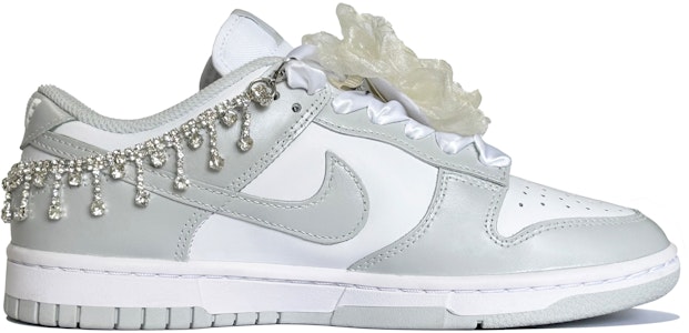 【訂製球鞋】 Nike Dunk 愛意閃耀 春夏系列 簡約 貼布 婚鞋 水晶掛飾 減震輕便 低筒 板鞋 女款 灰白 Lookbook 【訂製球鞋】 Nike Dunk 愛意閃耀 春夏系列 簡約 貼布 婚鞋 水晶掛飾 減震輕便 低筒 板鞋 女款 灰白