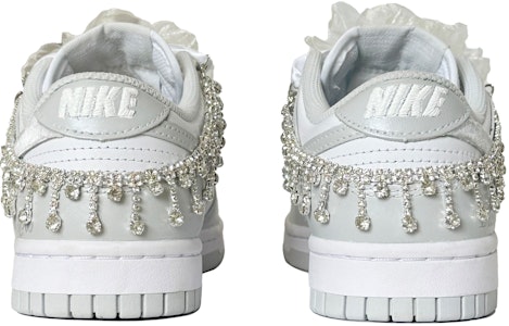 【訂製球鞋】 Nike Dunk 愛意閃耀 春夏系列 簡約 貼布 婚鞋 水晶掛飾 減震輕便 低筒 板鞋 女款 灰白 Purchase 【訂製球鞋】 Nike Dunk 愛意閃耀 春夏系列 簡約 貼布 婚鞋 水晶掛飾 減震輕便 低筒 板鞋 女款 灰白