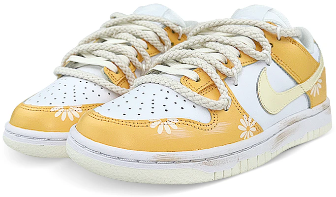 【客製化球鞋】Nike Dunk Low 解構 雛菊 情侶 春夏 塗鴉 麻繩鞋帶 低幫 板鞋 女款 白黃 Lookbook 【客製化球鞋】Nike Dunk Low 解構 雛菊 情侶 春夏 塗鴉 麻繩鞋帶 低幫 板鞋 女款 白黃