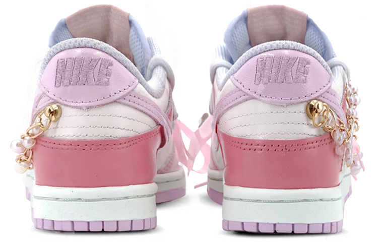 Shop 【客製化球鞋】Nike Dunk Low 解構鞋帶 特殊鞋盒 小香風 珍珠鏈條 絲綢鞋帶 女生日禮 女神專屬 低筒 板鞋 女款 粉白