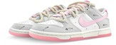 Shop 【台灣專屬定製球鞋】Nike Dunk Low 滑板精靈 魚骨圖化 限定版 細緻線條 低筒 滑板鞋 女款 白灰粉色系