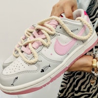 (W) 【カスタムシューズ】(女性用) ナイキダンクロー『フィッシュボーン ホワイト-グレー-ピンク』 FN3451-161(Team76-鱼骨白灰粉S-BOX) 1