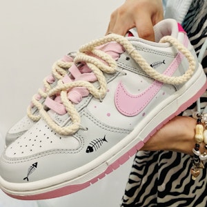 【台灣專屬定製球鞋】Nike Dunk Low 滑板精靈 魚骨圖化 限定版 細緻線條 低筒 滑板鞋 女款 白灰粉色系 1