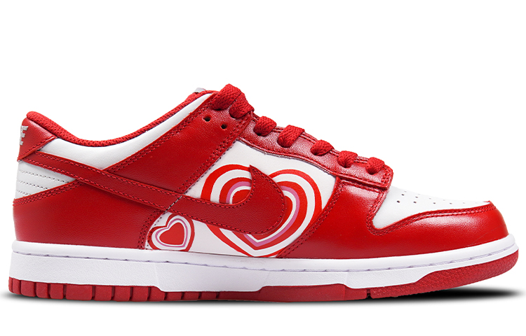 Shop (W) [Sepatu Kustom] Nike Dunk Low 'Jumping Heart' CW1590-002(TeamP-款女款红白配色喷绘)
