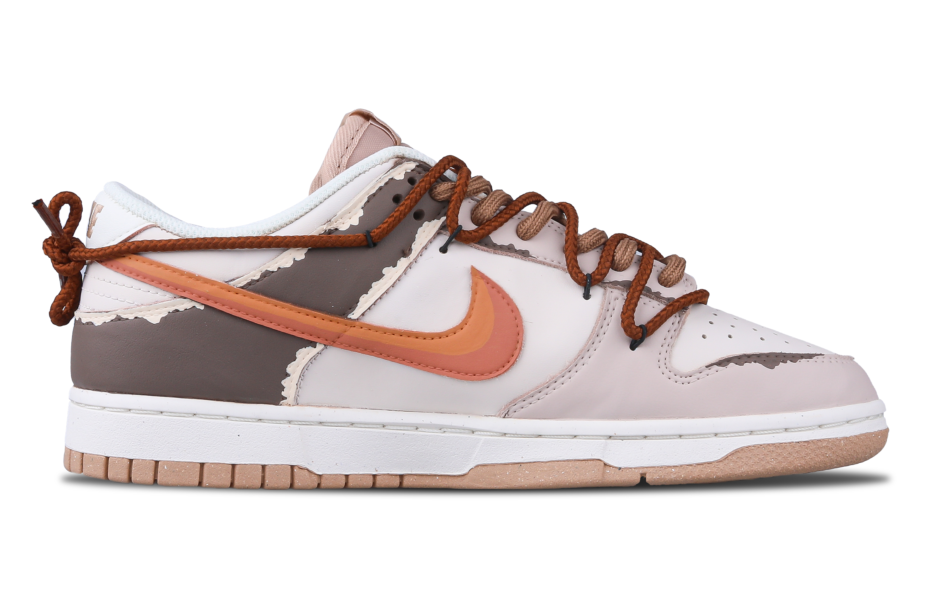 Lookbook (W) [カスタムシューズ] (女性用) ナイキ ダンク ロー 『モカベア グラフィティ』 DD1873-200(Team51-摩卡熊仔)