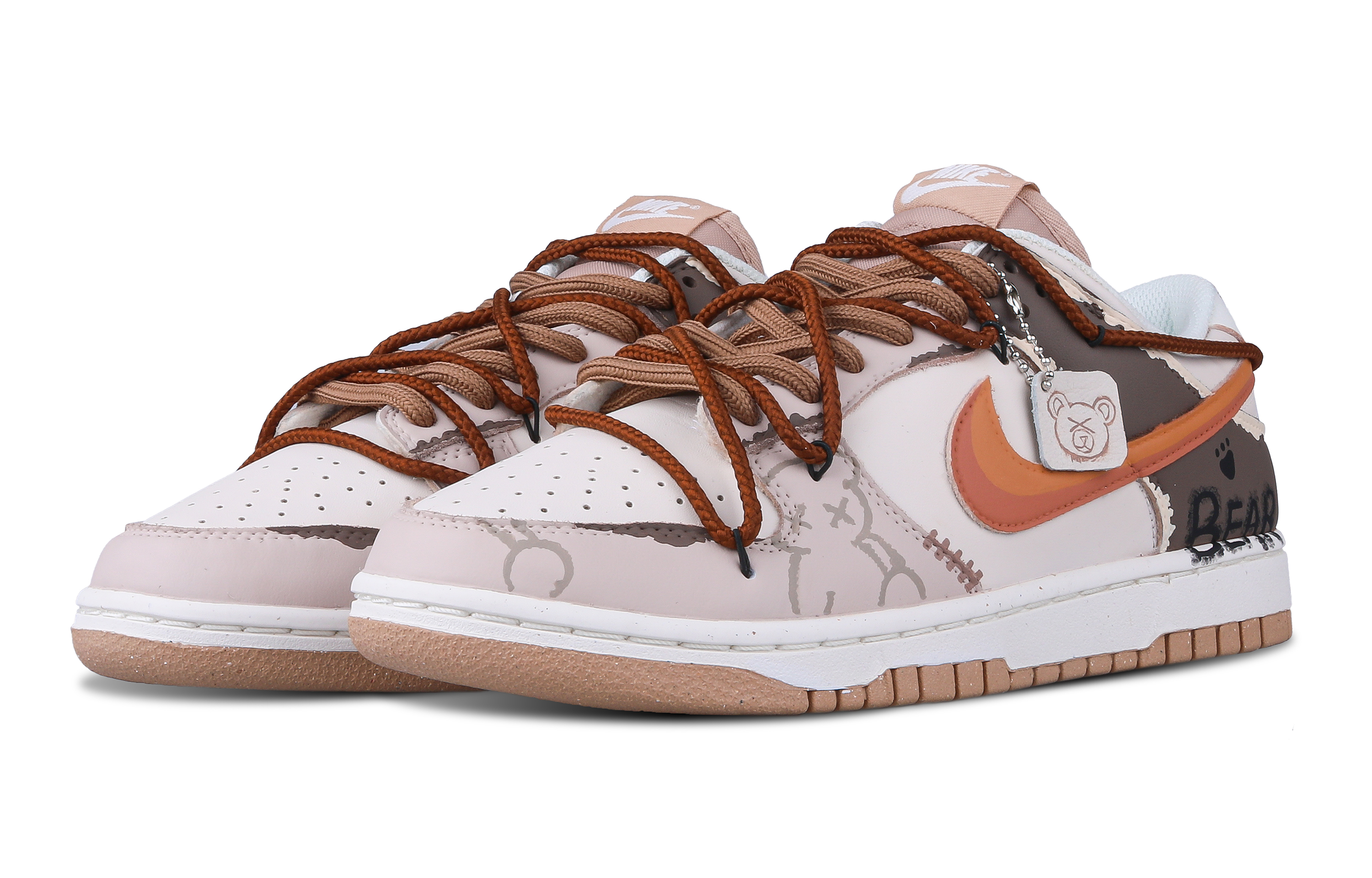 Shop (W) [カスタムシューズ] (女性用) ナイキ ダンク ロー 『モカベア グラフィティ』 DD1873-200(Team51-摩卡熊仔)