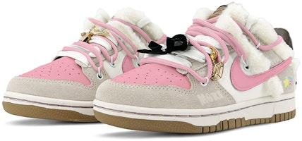 【訂製球鞋】Nike Dunk Low ”Fur&Bling” 解構鞋帶 特殊鞋盒 彩虹刺繡貼 高街 低幫 板鞋 女款 粉白 Lookbook 【訂製球鞋】Nike Dunk Low ”Fur&Bling” 解構鞋帶 特殊鞋盒 彩虹刺繡貼 高街 低幫 板鞋 女款 粉白